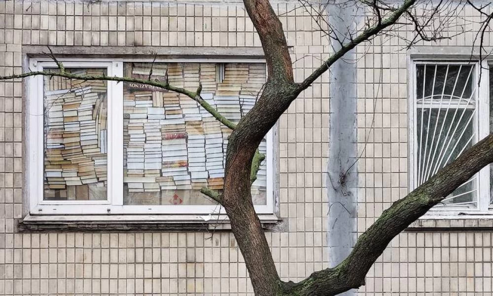 Πόλεμος στην Ουκρανία: Χτίζουν τα σπίτια τους με βιβλία για να προστατευτούν από τους βομβαρδισμούς